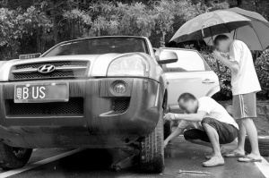 亿万富豪雨中帮路人修车感动网友(图)