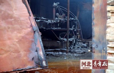 黑化工厂爆炸铁门被侵蚀冒泡