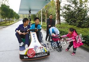 大学生发明太阳能汽车 雨天可当自行车用(图)