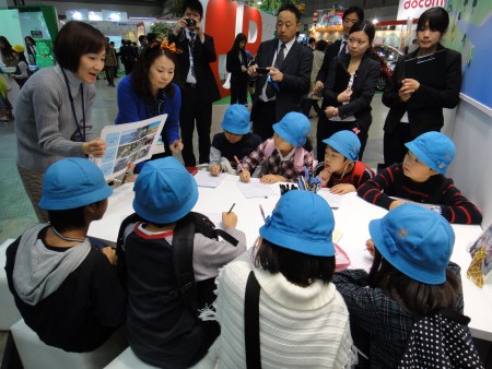 从“生物”引向“环保”——展会组织者向孩子们讲解多种多样、形态可爱的生物，让孩子们现场描绘并获得奖品。奖品是制作为各种昆虫形象的餐具、文具，对孩子极具吸引力。