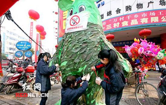 临湘街头立4米高环保兔宣传禁烟（组图）