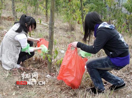 组图：邵阳县“绿丝带”生态环保志愿者拾垃圾