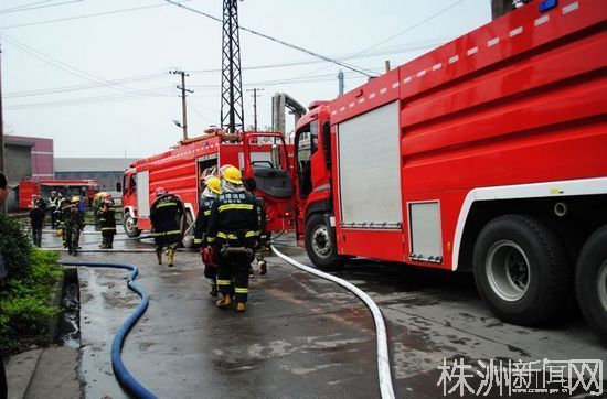 从长沙、湘潭紧急调用的消防车在现场支援。（若叶 摄）