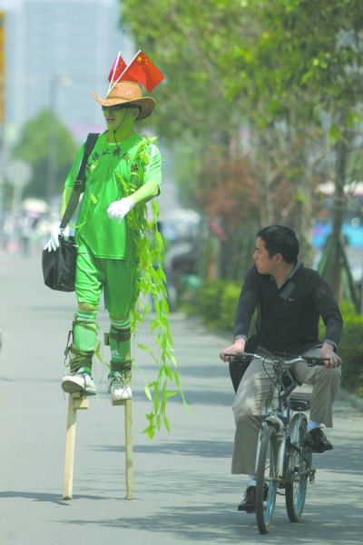 披绿叶踩高跷宣传环保