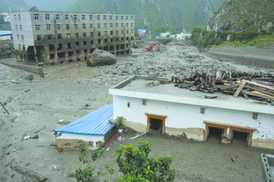 泥石流凌晨冲毁化工厂氯气泄漏125人送医