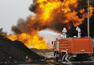 青州一化工厂储油池起火爆炸