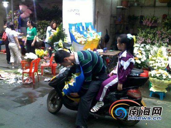 海口流行“环保”清明鲜花代替香火祭祀先人