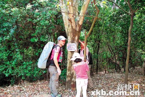 “驴友”们登火炉山不忘捡垃圾宣传环保意识