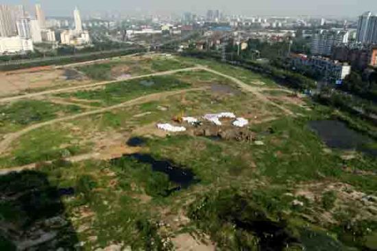 伴随着我国城市化进程日益加快，许多原来位于市区的高污染、高耗能企业被关停或者搬迁出去，留下的场地只有在进行修复后才能进行开发。图为我国中部地区一座城市中正进行修复的企业地块。CFP供图