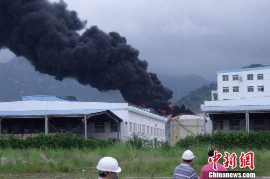 惠州大亚湾兴达化工着火事故明火扑灭