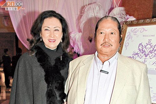 前港姐郑嘉雯结婚急生子 洪金宝牵妻子讽媒体 