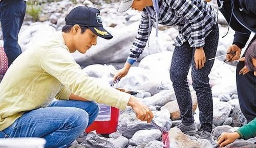 王力宏带弟弟乡下烤鸡 亲自挖土盖土烹饪美食