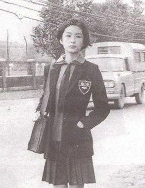 林青霞40年前旧照曝光 穿校服短裙青春洋溢(图)