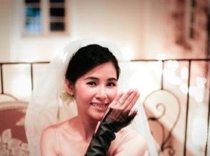 郑伊健蒙嘉慧婚宴跳贴面舞 紧紧依偎显甜蜜(图)