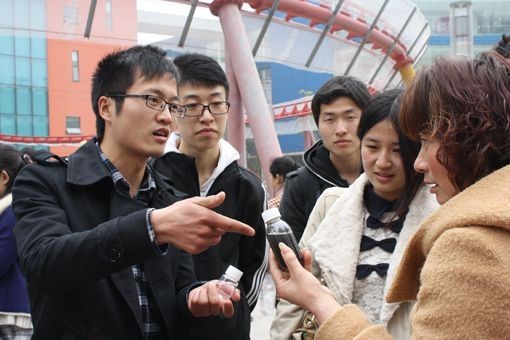 世界气象日：南信大学子街头普及气象知识向市民发起环保协议