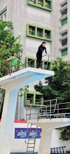 张柏芝玩跳水攒200万家用 穿性感泳衣在家狂练