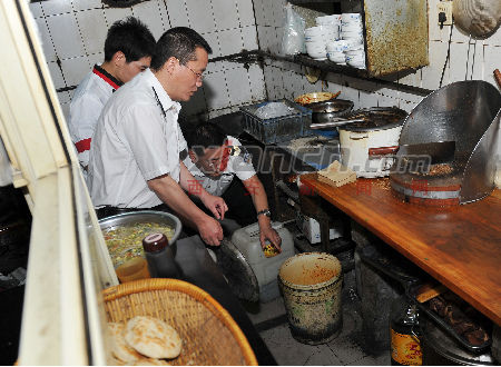 西安部分餐馆用化工胶桶装肉臊子