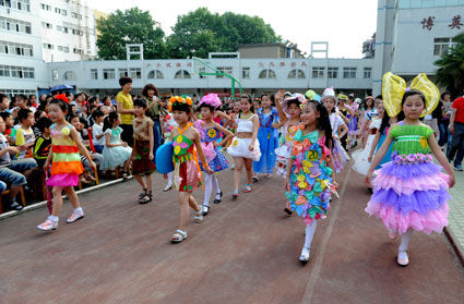 小学生环保时装倡导绿色消费（图）