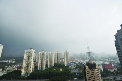 昨天，阴雨天气赶走了雾霾。刘浏 摄