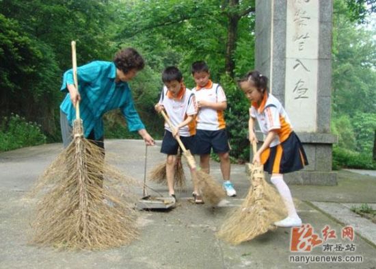 南岳烟草志愿服务队“环保”在行动(图)