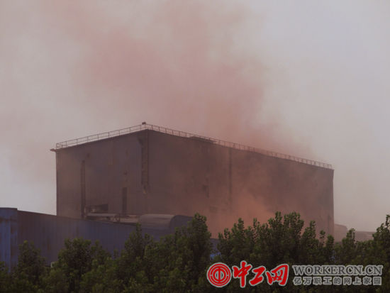 临沂三德特钢标榜下大力气抓好节能、环保、技术改造工作，投资10亿元，重点实施了七大节能、环保和技改工程。可是污染无处不在。(张悦 摄)