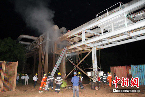 14日深夜，位于厦门市海沧区的厦门一化工厂发生蒸汽管道爆炸。据记者了解，爆炸截至目前造成1死4伤。图为消防人员正在爆炸现场。