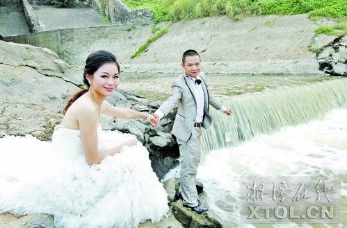 湘潭环保志愿者在排污口拍婚纱照希望大家关注母亲河