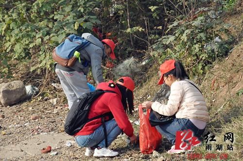 湘潭雨湖区开展“青春志愿行共筑中国梦”环保志愿活动