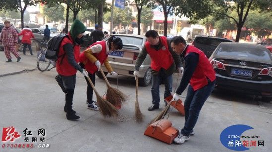 岳阳市：志愿者日无偿献血志愿者爱心环保行