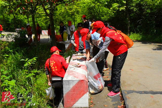 靖州：志愿者登山捡垃圾促环保