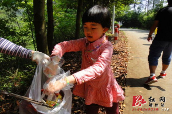 靖州：志愿者登山捡垃圾促环保