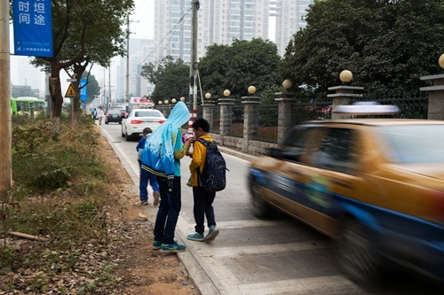 万家丽修路家长向环保厅“借个道”