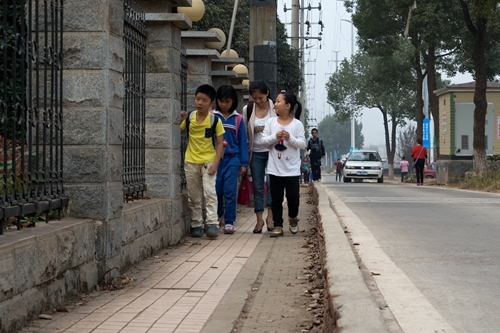 上学路上人车混行问题解决学生临时“借道”环保厅