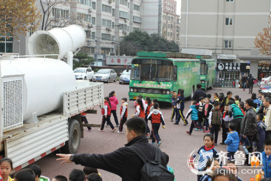 济南“降霾神器”驶进校园废旧纸箱自制环保车