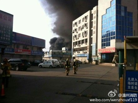 浙江温州一化工市场发生爆炸23辆消防车现场救援