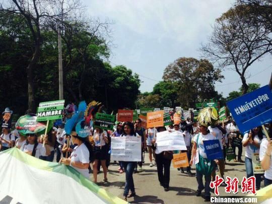 当地时间10日，超过一万人走上秘鲁首都利马街头参加游行，要求在此参加联合国气候变化会议的各国部长们在2050年前实现全球能源100%向清洁化转变。 吕美 摄