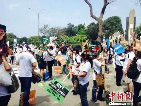 当地时间10日，超过一万人走上秘鲁首都利马街头参加游行，要求在此参加联合国气候变化会议的各国部长们在2050年前实现全球能源100%向清洁化转变。 吕美 摄