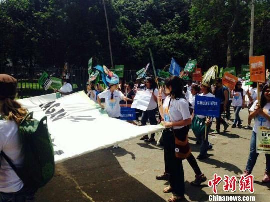 当地时间10日，超过一万人走上秘鲁首都利马街头参加游行，要求在此参加联合国气候变化会议的各国部长们在2050年前实现全球能源100%向清洁化转变。 吕美 摄