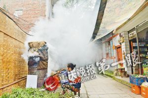 　涂山路附近，一居民正在熏制自家腊肉、香肠，浓烟滚滚。