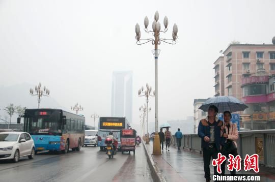 2月14日，广西柳州处于雾雨笼罩之中。　黄威铭　摄