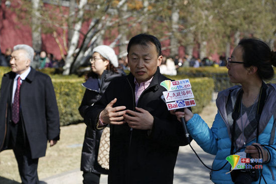 全国政协委员、清华大学公共管理学院副院长王名在走向人民大会堂的途中接受记者采访。 中国青年网记者 孟畅 摄