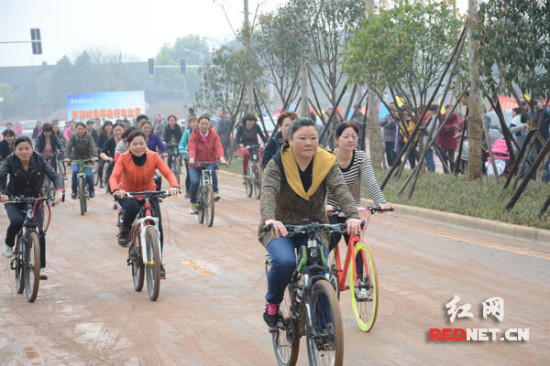 百户村民骑行滨河大道体验环保浏阳河新生活（图）