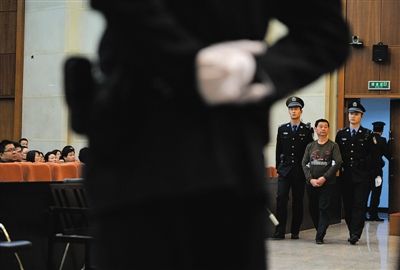 昨日，张宝森被法警带上法庭，市环境保护宣传中心原主任张宝森涉贪一案开庭审理。新京报记者 吴江 摄