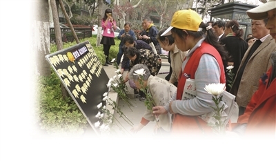 环保达人教居民用厨余垃圾做酵素