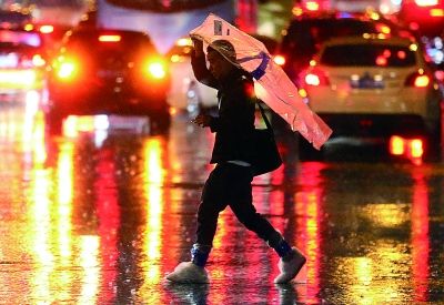 雷雨春夜来京