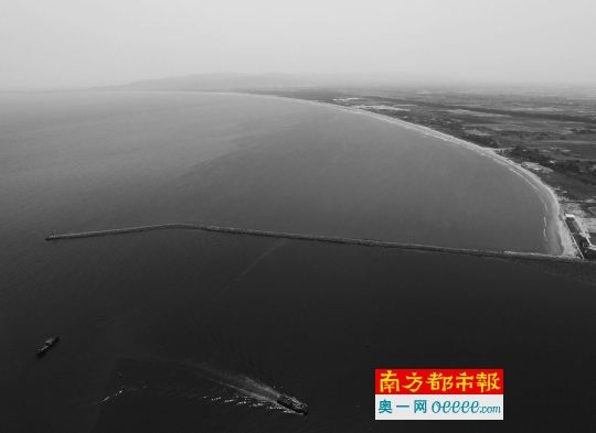 汕头市潮阳区海门镇，练江入海口，海堤内外水的颜色明显不同。