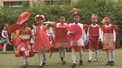 力学小学上演“环保纸装秀”