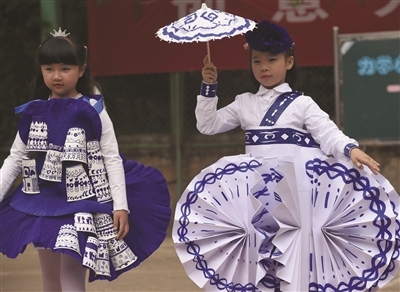 力学小学上演“环保纸装秀”