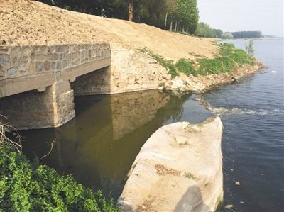 4月30日，北沙河北岸一处污水口正外排污水。