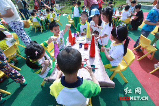 长沙一幼儿园突出环保教育学生艺术创作废旧利用成主角